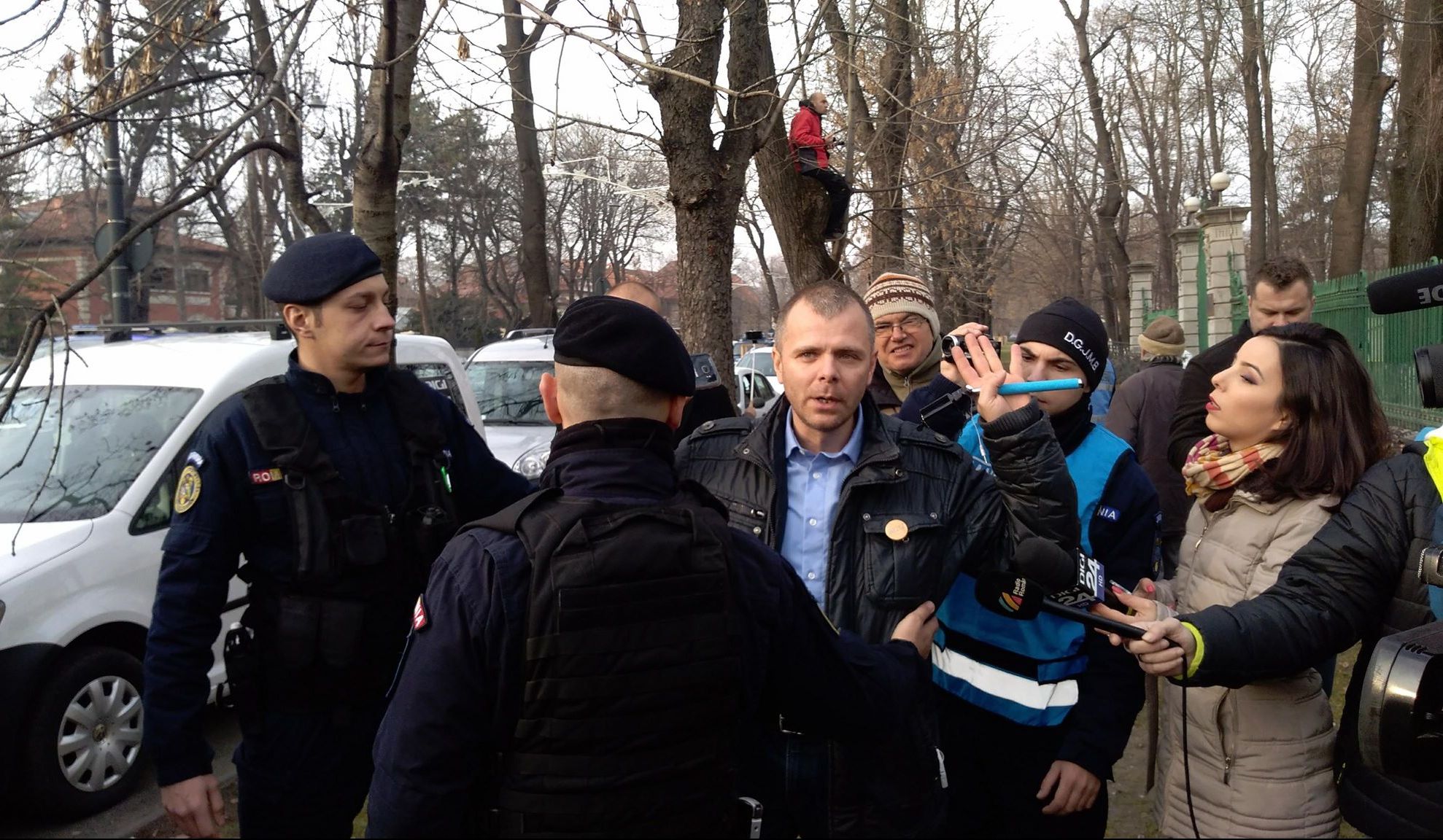 Scandal în fața sediului PSD. Mălin Bot, luat cu duba. Un alt cetățean protestează dintr-un copac