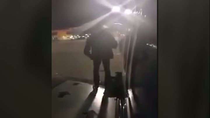Gest EXTREM al unui bărbat furios că avionul său a avut întârziere. Toţi cei din jur au încremenit!