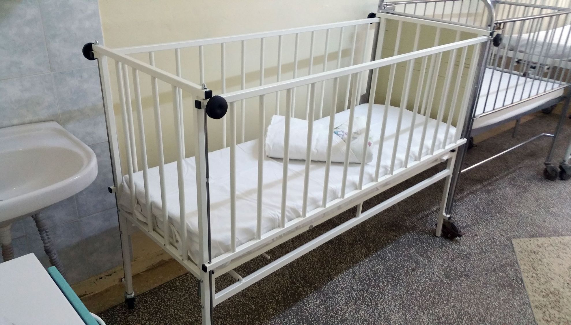 Bătaia de joc din spitale. Un pătuţ pentru copii, 4 800 de lei bucata. Unde merg banii?