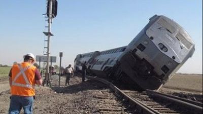 Un tren care transporta politicieni americani s-a izbit cu o camionetă de gunoi: Mai multe victime