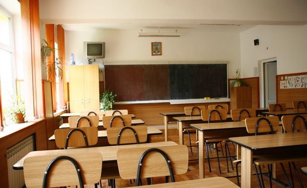 Scandal de proporţii: profesor de religie, acuzat de gesturi obscene în faţa elevilor (VIDEO)