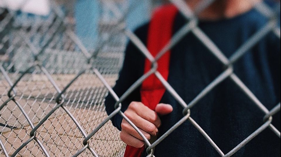 Agresată sexual în curtea școlii. O elevă de 14 ani, ținta unui bărbat care lucra în apropiere