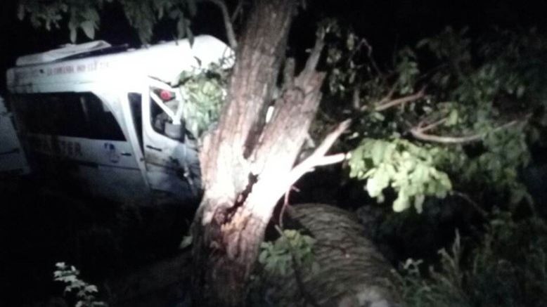 Un microbuz cu pasageri a căzut într-o râpă de 5 metri lângă Sibiu