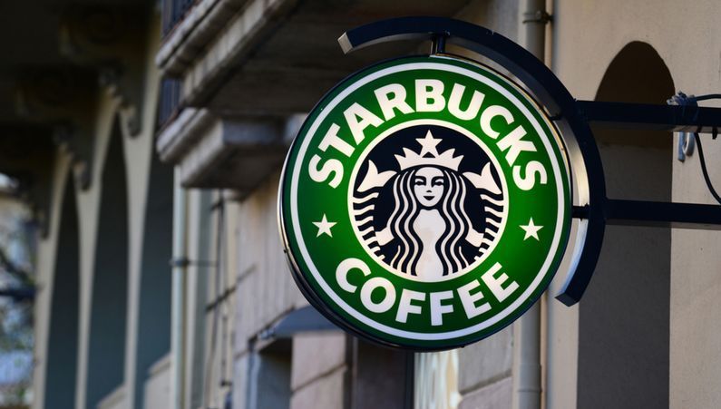 Starbucks îşi închide toate cele 8.000 de cafenele din SUA