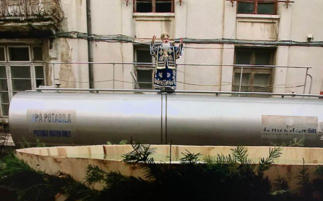 Imaginea Bobotezei. IPS Teodosie, cocoţat pe o cisternă, pentru a sfinţi agheasma 