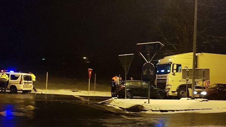 Accident pe DN1: o tânără șoferiță a plonjat peste un sens giratoriu și s-a oprit într-un TIR