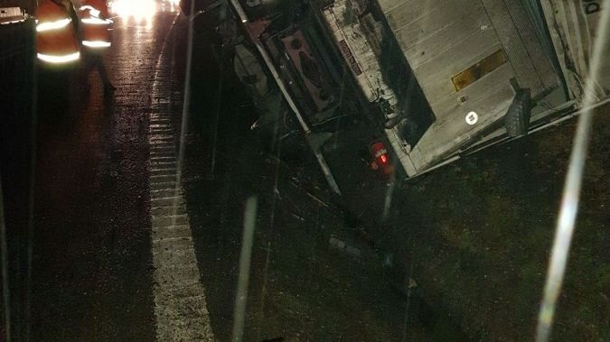 Accident pe Valea Oltului: o autoutilitară a intrat violent într-un TIR și s-a răsturnat