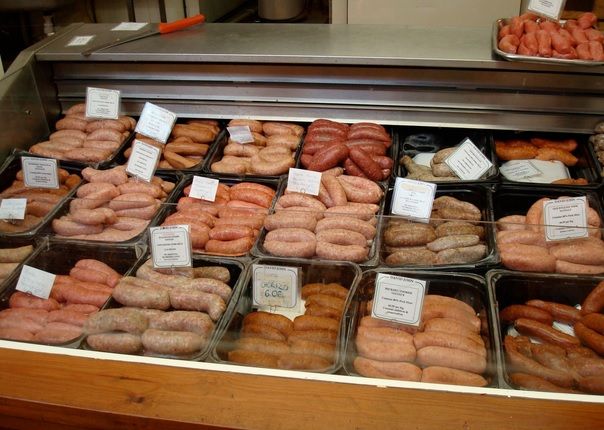 Ce substanţe chimice conţin cârnaţii din comerţ. Autorităţile, avertisment teribil!