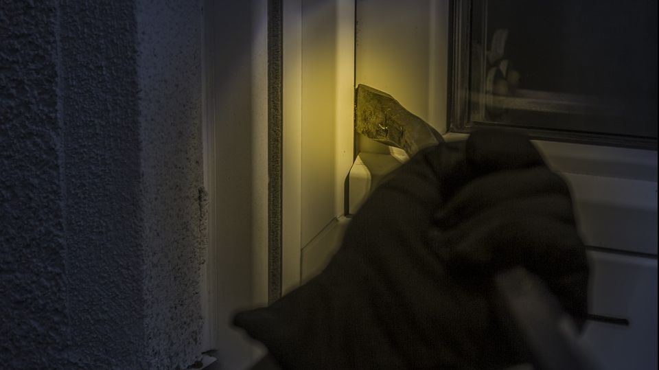 Locuri din casă în care hoții caută prima dată. Nu mai pune aici obiecte de valoare