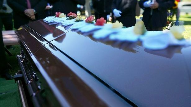 Fiul ei murise înecat.A organizat o înmormântare ciudată.Rudele, şocate când au văzut ce e în sicriu