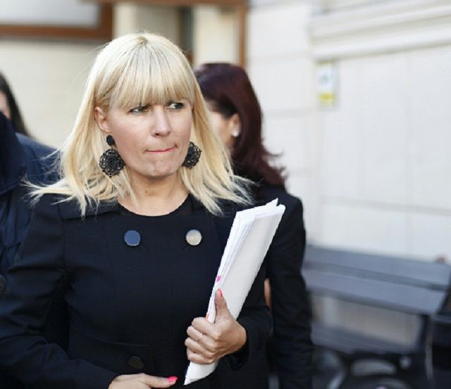 Elena Udrea: "Aşa, şi ce dacă am părăsit ţara? Aşa de tare vă agită, nu dormiţi noaptea?!"