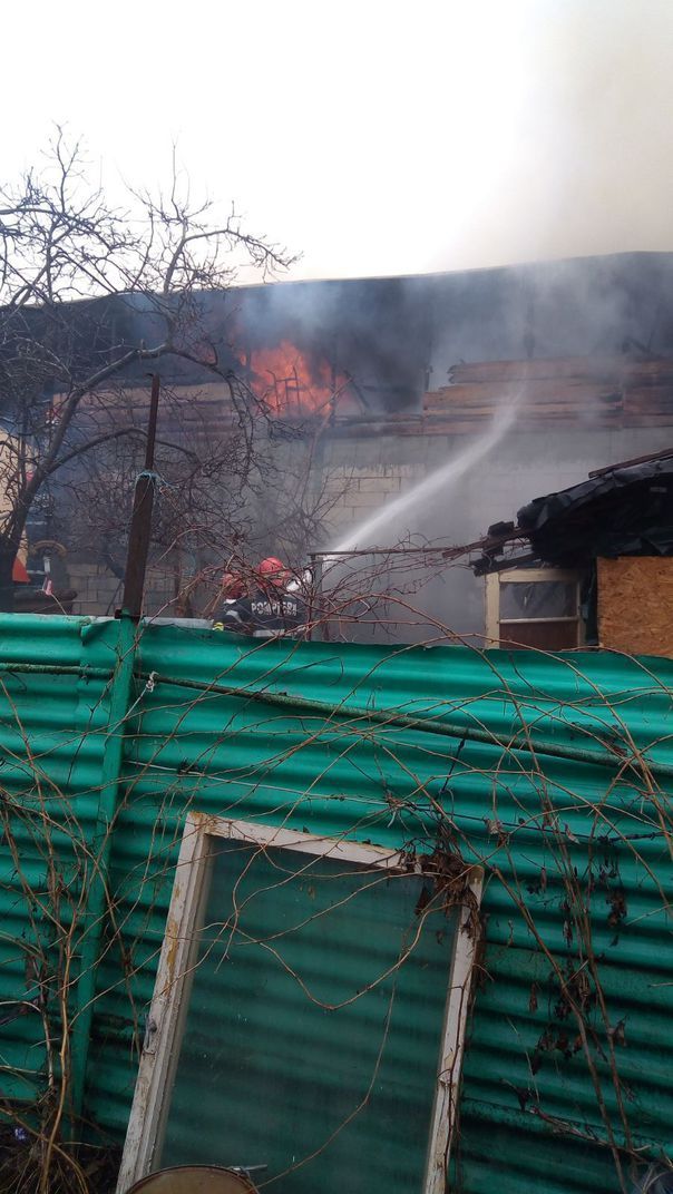 Incendiu puternic în Ferentari. 2 familii au rămas pe drumuri
