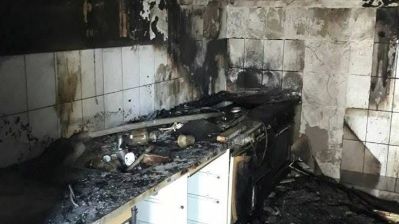Panică într-o familie din Arad: trei copii lăsați singuri acasă au dat foc la locuință