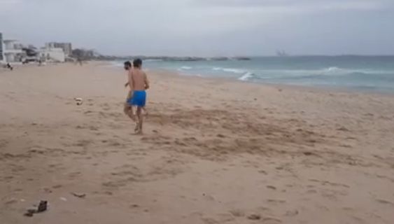 VIDEO. Baie în mare, în luna februarie