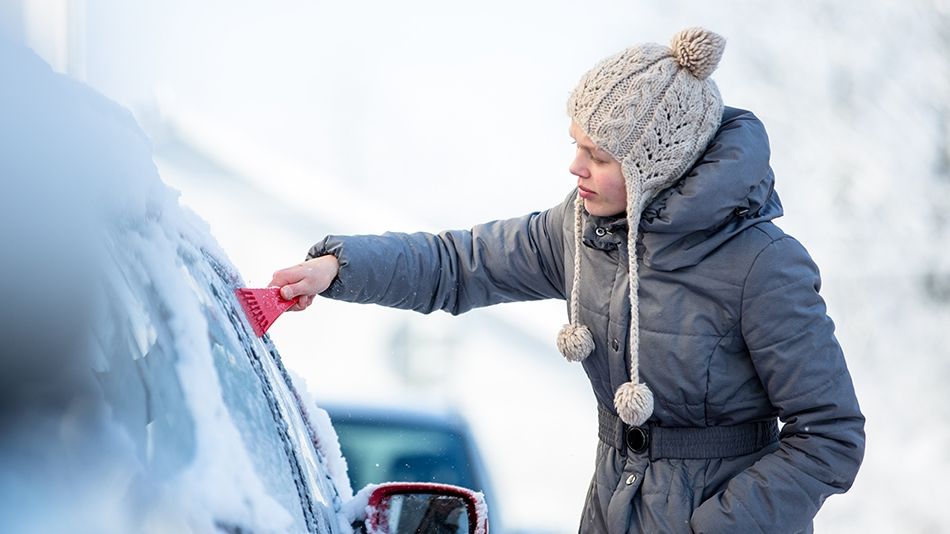 Cum să deszăpezești mașina rapid. Trucuri să scapi de gheața de pe parbriz 