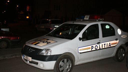 Vaslui: Doi tineri beţi au lovit cu maşina un poliţist şi au fost la un pas să spulbere alţi doi