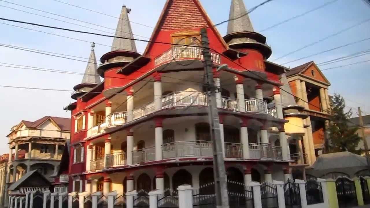 Razie la palatele rromilor din Costești