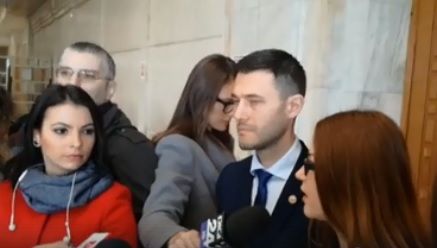Abuz. 2 parlamentari USR, declaraţii de presă la intrarea în Parlament. Presa n-a avut acces la grup