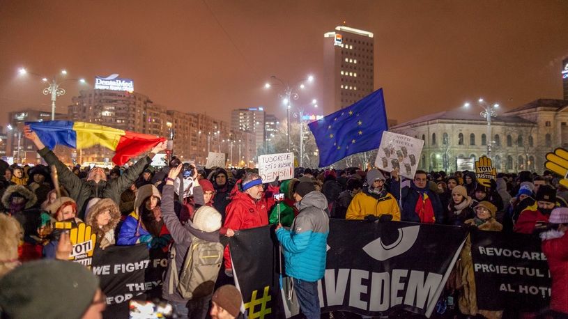100 de persoane au protestat vineri în Piața Victoriei: Vrem Justiţie, NU Corupţie