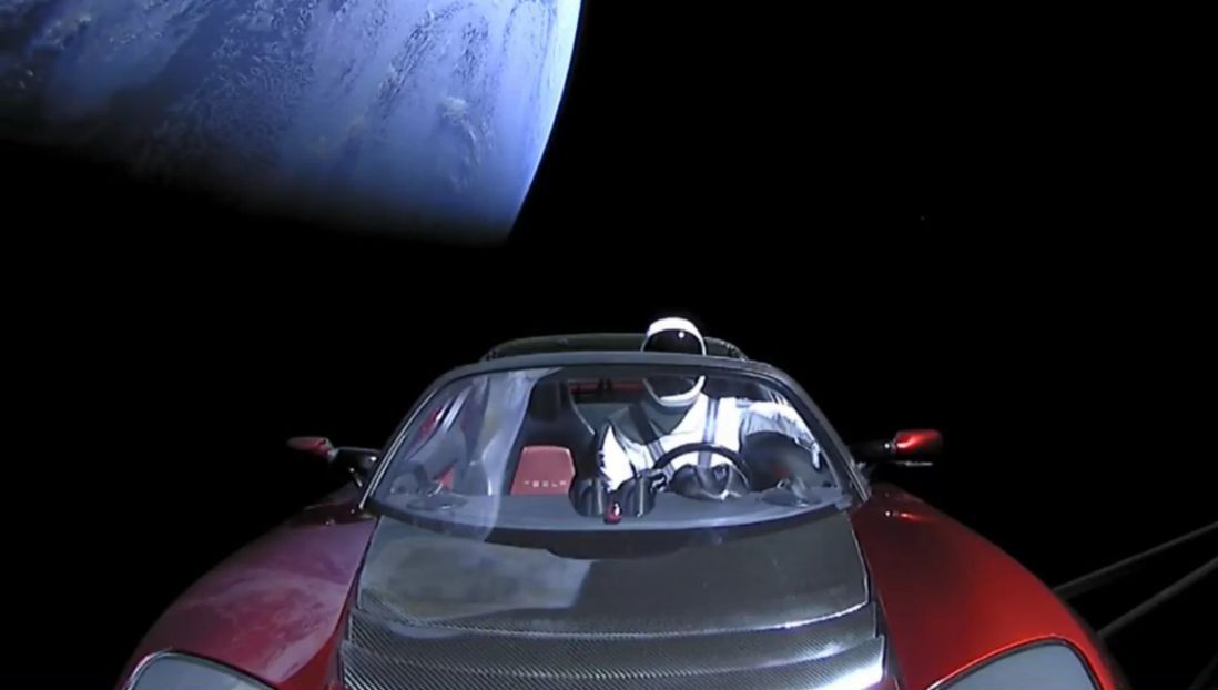 SpaceX. Mașina Tesla, a lui Elon Musk, a fost lansată în spațiu, dar soarta ei este sumbră