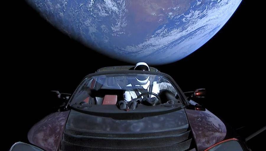 Astronomii au capturat imagini cu mașina lui Elon Musk în spațiu