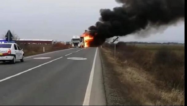 Un TIR a fost cuprins de flăcări în timpul mersului. Panică în rândul şoferilor