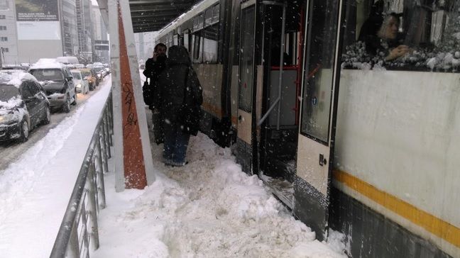 Tramvai deraiat, în Capitală, din cauza ninsorii. Altul, blocat în drum, după ce macazul a îngheţat