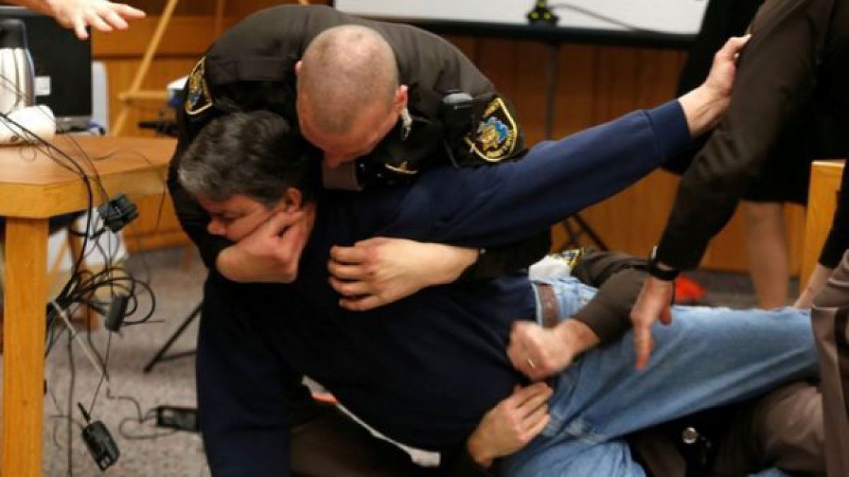 Momentul dramatic în care tatăl unor fete abuzate sexual a sărit, la tribunal, spre violator