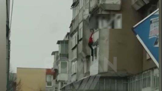 Scenă terifiantă, într-un oraş din România: bărbat împins de la balcon de fiul său - VIDEO