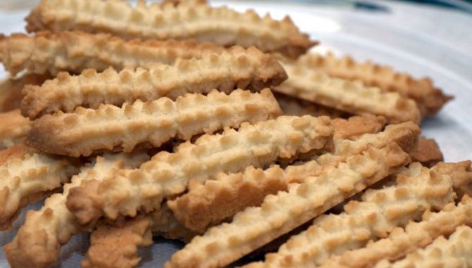 Biscuiţii copilăriei! Vă mai aduceţi aminte de cea mai populară prăjitură de pe vremuri. Reţeta