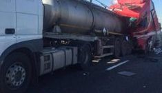 Şofer român, rănit după ce a intrat cu TIR-ul într-o autocisternă ce transporta acid sulfuric