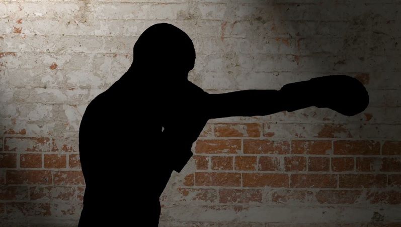 Medic cu faţa spartă, după ce a fost lovit de un boxer, pe stradă! Motivul invocat de agresor