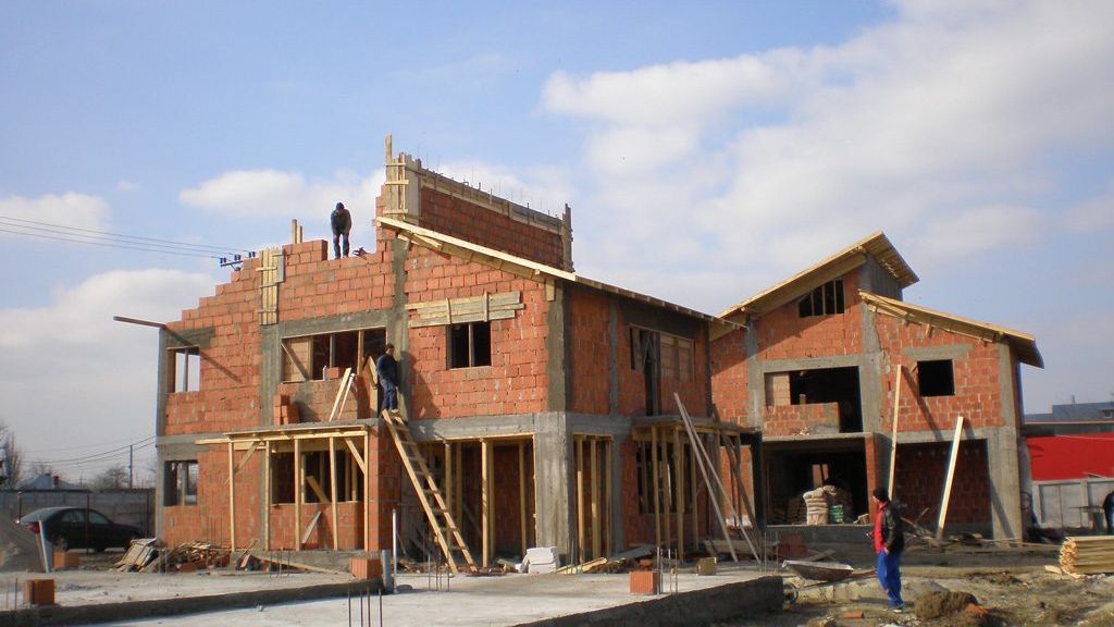 Piaţa imobiliară e pe val, românii construiesc tot mai mult