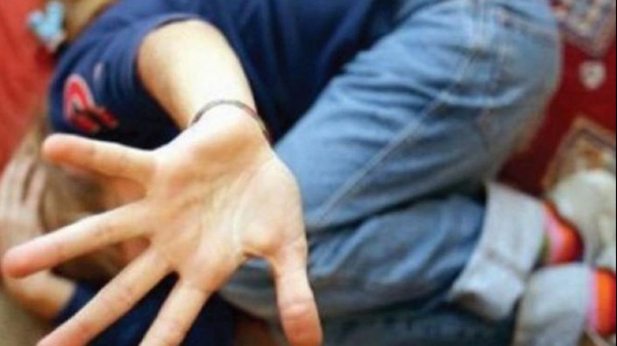 Caz șocant în Argeș: un bărbat și-a sechestrat soția și cei patru copii minori