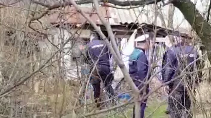 Descoperire macabră în Argeș. O femeie a găsit cadavrul unui bărbat într-o casă părăsită