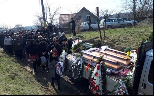Tripla crimă din Brașov. Tatăl femeii ucise, durere nemărginită la căpătâiul fiicei și nepoților