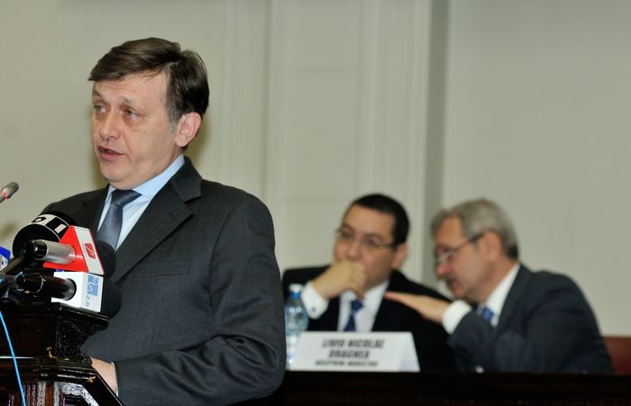 Crin Antonescu rupe tăcerea cu o dublă lovitură pentru Ponta şi Dragnea