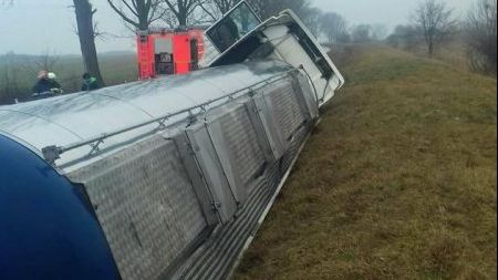 Alertă pe DN7: o autocisternă s-a răsturnat
