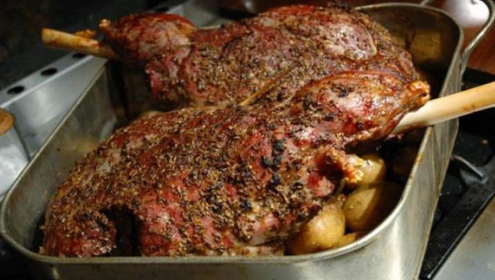 Toarnă bicarbonat de sodiu pe carnea crudă de miel. Este secretul celor mai buni bucătari