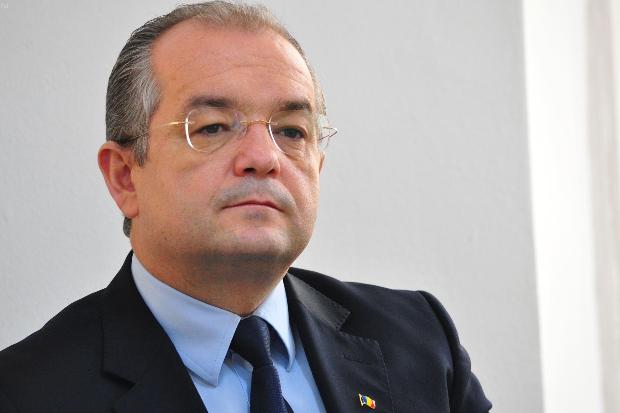 Imagini inedite cu Emil Boc. Deszăpezeşte trotuarul, cot la cot cu muncitorii