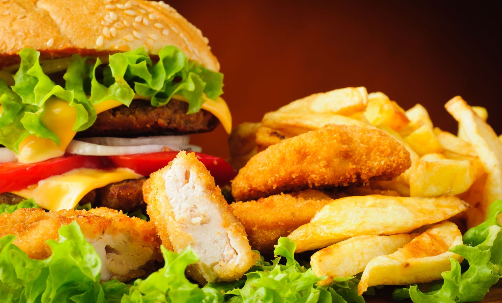 Mâncarea de la fast-food ne apără de cancer? Ce au descoperit cercetătorii