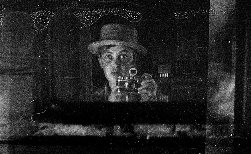 A găsit în pod mii de fotografii pe film. Când le-a developat a rămas fără cuvinte