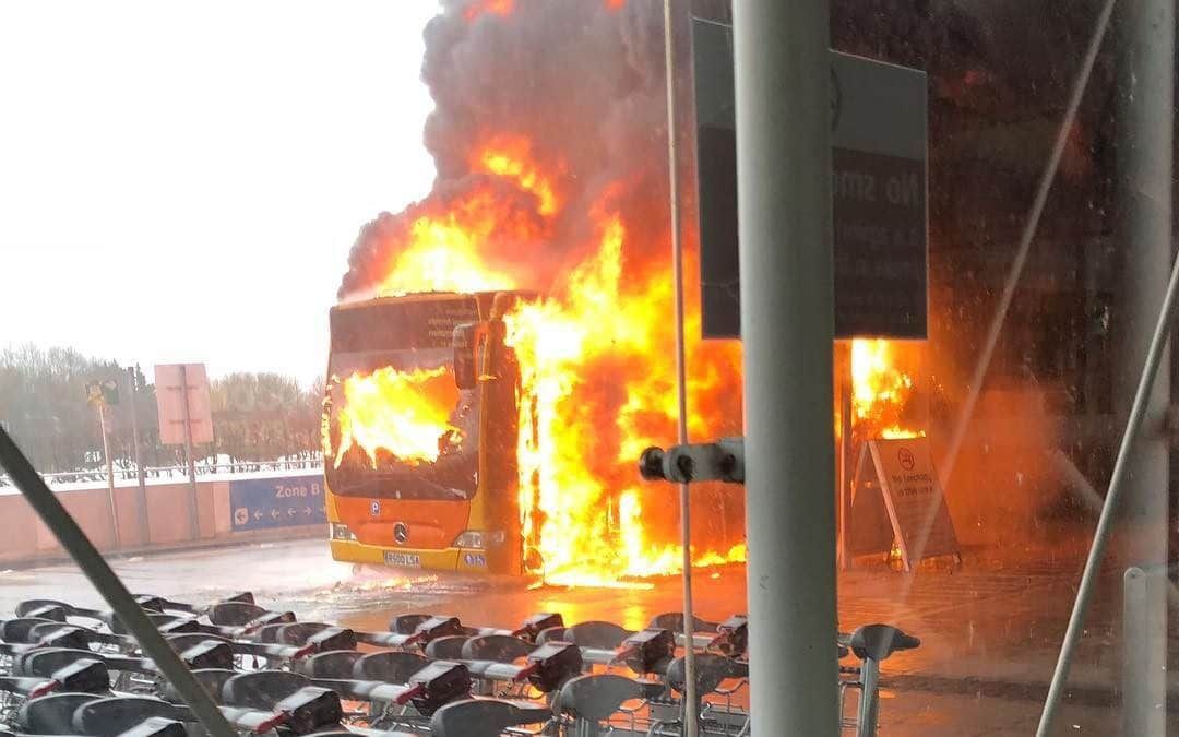 Momente teribile pe aeroport: Un autobuz plin cu pasageri a luat foc. FOTO+VIDEO