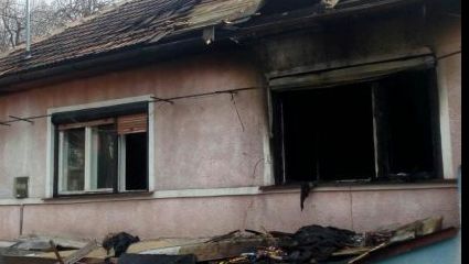 Incendiu puternic în Lupeni: doi oameni au ajuns în stare gravă la spital din cauza arsurilor