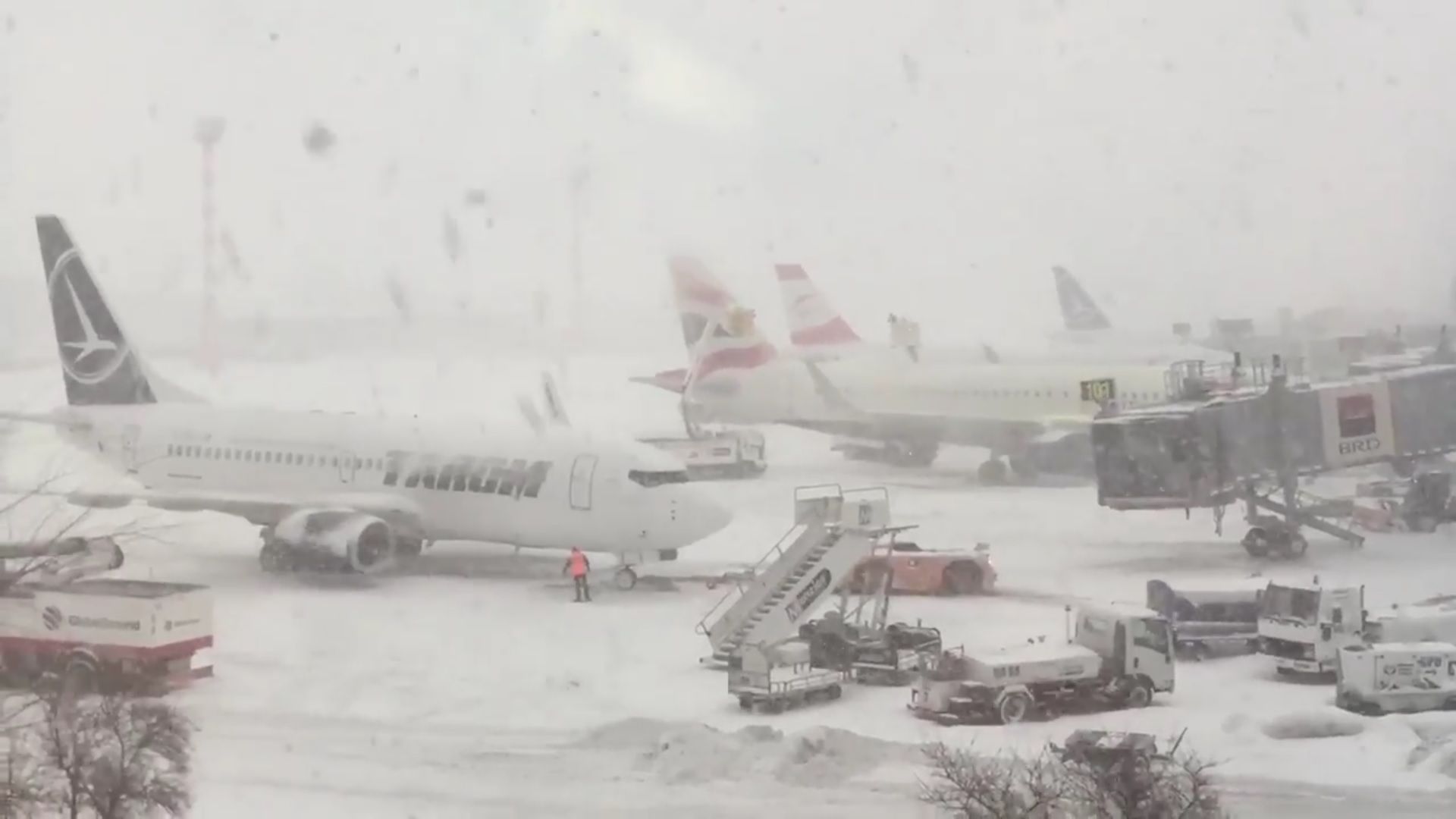 Mai multe curse anulate pe aeroportul Otopeni. Situaţia tuturor zborurilor în timp real