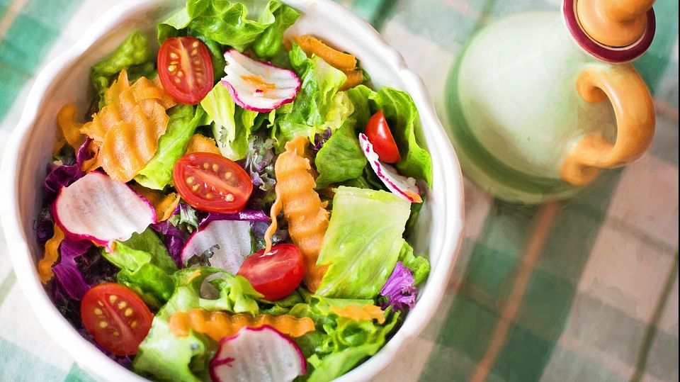 Salata îngrașă. Ce să nu mai adaugi niciodată în ea dacă ești la dietă