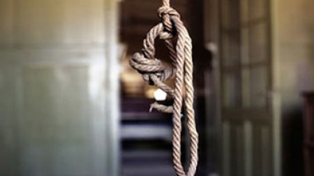 Tragedie în lanţ. Un tânăr s-a  spânzurat. Cu ani în urmă, mama lui şi-a luat viaţa în acelaşi fel