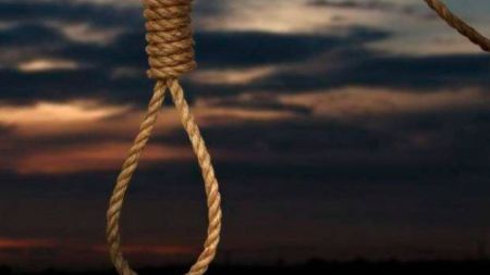 Tânăr de 23 de ani, găsit spânzurat în casa părinţilor. Ce a scris în biletul de adio
