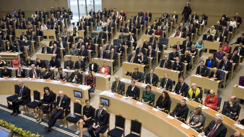 Parlamentarii suedezi NU au privilegii. Povestea unui model de succes