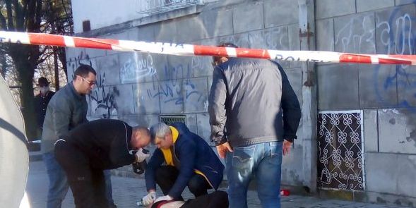 Percheziţii şi audieri în cazul tânărului găsit mort pe stradă, la Piteşti
